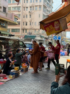 香港で托鉢？